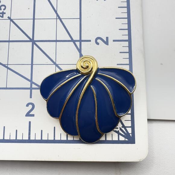 Vintage Trifari Brooch Gold tone & Navy Blue Enamel Shell Leaf Pin 1970's-1980's - Picture 6 of 6